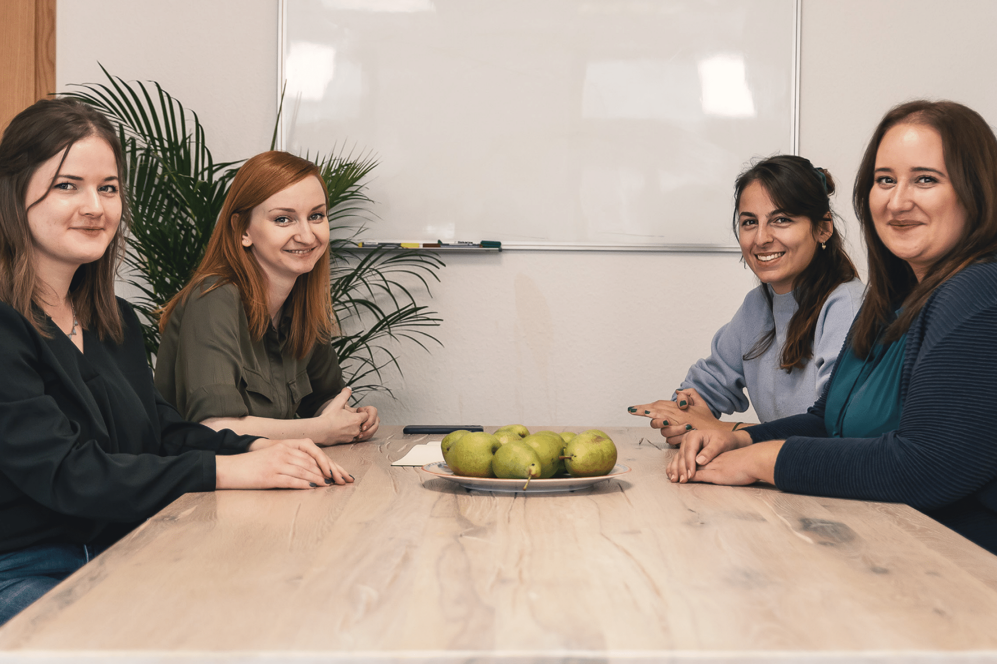 Sophie, Sandra, Anna und Jenny am Konferenztisch